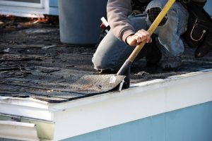 Mitarbeiter der Dachdeckerei Hoehne repariert ein Dach